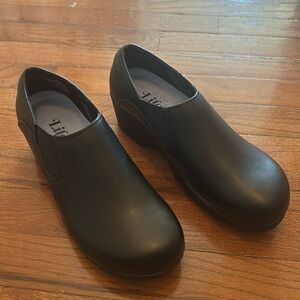 Lila Kelsey Juno Shoes For Crews Black Professional Clogs Size US8 EU38.5. NWB